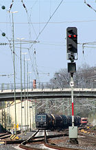 Ausfahrsignal mit Signalbegriff Hp 0, Halt im Bahnhof Aalen.