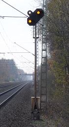 Vr-0-Lichtsignal mit weißem Zusatzlicht als Wiederholungssignal.