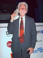 Dr. Martin Cooper (2007) mit einem etwas größerem Prototyp von 1973