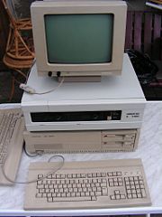 robotron A7100 (oben) und robotron EC1834 (unten) an Bildschirm robotron K7229.21