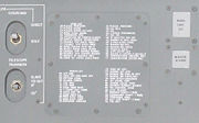 Liste der Befehle im Apollo Guidance Computer. Zur schnellen Verfügbarkeit war sie auf eine Instrumentenbrettverkleidung gedruckt