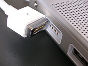 MagSafe-Stecker und -Anschluss an einem MacBook Pro