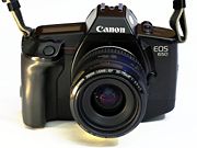 Eine Canon 650, das erste Modell der EOS-Reihe mit einem EF- 35-70 mm 3.5-4.5 Objektiv