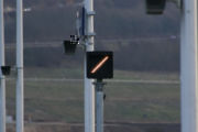 Fahrtanzeiger im Bahnhof Kinding (Altmühltal). Das Ausfahrsignal in Blickrichtung ist auf Fahrt gestellt.