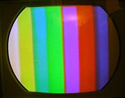 Amerikanischer Farbfernseher von 1956 mit Rundkolbenbildröhre (Bildschirm mit Testbild)