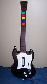 Der mitgelieferte Gitarrencontroller des zweiten Teils von Guitar Hero für die PlayStation 2. Eine Nachbildung der Gibson SG im Maßstab 3:4.