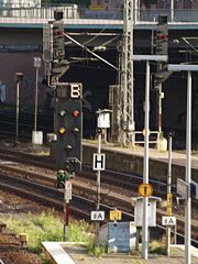 Ein Sv-Signal an der Ausfahrt von Hamburg Hbf, dahinter zwei H/V-Signale.