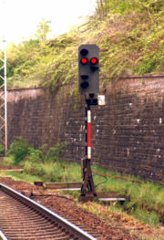 Lichthauptsignal der DB mit weiß-rot-weißem Mastschild