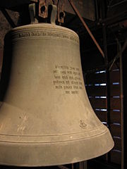 Beispiel für Inschriften auf einer Glocke: an der Schulter das Gussjahr und der Gießer, auf der Flanke die Widmung, am Wolm das Gießerzeichen