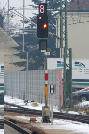 Ks-Signal als Haupt- und Vorsignal mit Geschwindigkeitsvoranzeiger (Signal Zs 3v). Signalbegriff: Fahrt mit 80 km/h, Halt erwarten