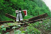 Von Eisenbahnfreunden „verziertes“ Schwellenkreuz