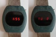 Digitaluhr von 1978 mit LED-Anzeige. Links Uhrzeit, rechts Tag/Datum