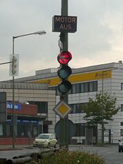 Mit Bahnschranken gekoppelte Zusatzampel "MOTOR AUS" in der Lünener Innenstadt