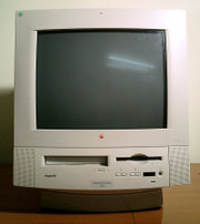 Ein Macintosh Performa 5200, ein all-in-one Desktop ähnlich dem iMac.