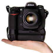 Nikon D300 mit montiertem Multifunktionsgriff MB-D10 und AF-Nikkor 50 mm 1:1,4 D.