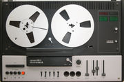 Tonbandspulen auf einem Telefunken Magnetophon 3000hifi Tonbandgerät (1973)