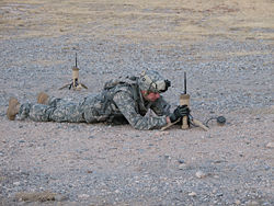 Soldat beim Errichten eines Sensorfeldes