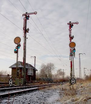 Vor- und Hauptsignale (Formsignale) eines Bahnhofs mit den Signalbegriffen Hp 0 am Haupt- und Vr 0 am Vorsignal