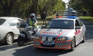 australisches Polizeifahrzeug mit LED-Rundumkennleuchten auf Dach und LED-Kennleuchten im Kühlergrill