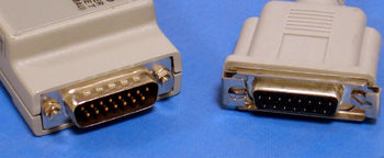 AUI-Stecker. Der männliche Stecker (links) befindet sich am Kabel und die weibliche Buchse (rechts) am Computer oder einem anderen Gerät des MAC (Hub, Repeater o. ä.)